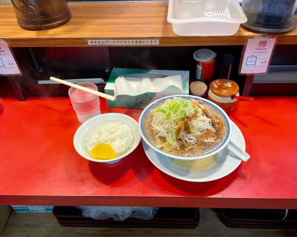 「ラーメン(850円)/めし(100円)/もやし増し(0円)」@中華そば 大河の写真