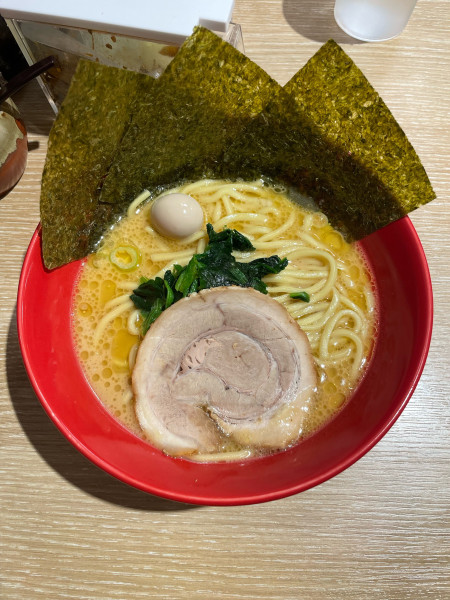 「ラーメン　醤油(870円)麺固め」@横浜家系ラーメン 赤家 鶴見店の写真