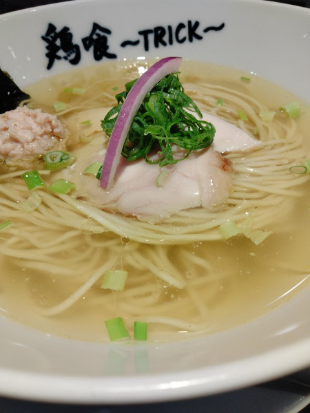 「塩らぁ麺」@鶏喰～TRICK～の写真