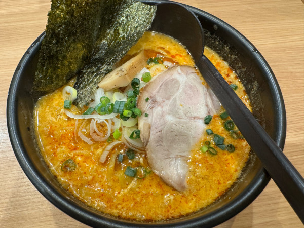 「辛玉らーめん　1000」@北海道らーめん奥原流 久楽 EQUiA北千住店の写真