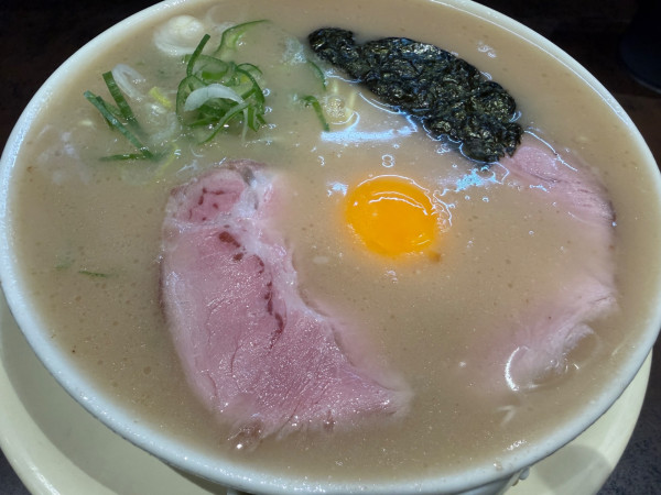 「豚骨ラーメン950円たまご150円」@中洲 川端 きりんの写真