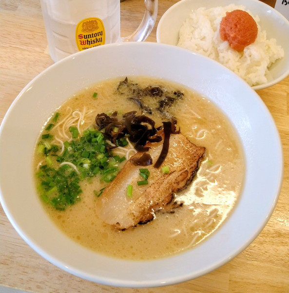 「白湯ラーメン+替え玉､明太ごはん」@博多大衆酒場 バリすご  久喜本店の写真