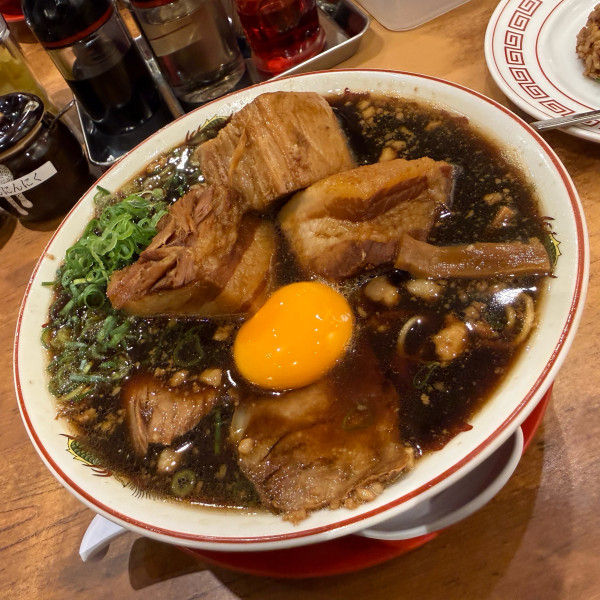 「角煮黒醤油ラーメン大盛り(3個)」@伍福軒 新宿西口店の写真