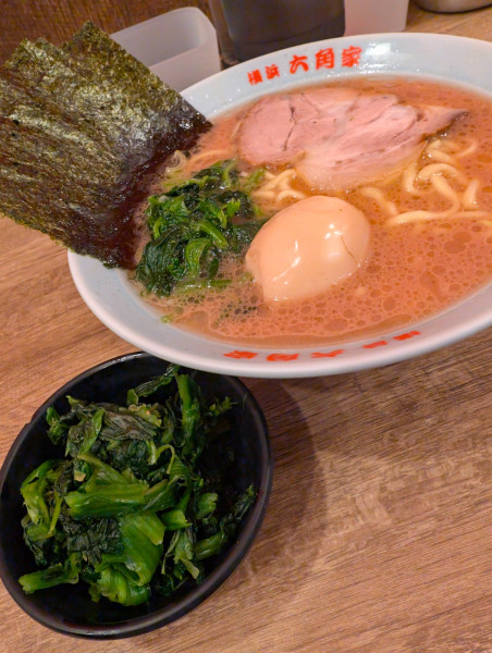 「ラーメン・味玉＆ほうれん草増し」@ラーメン 六角家の写真