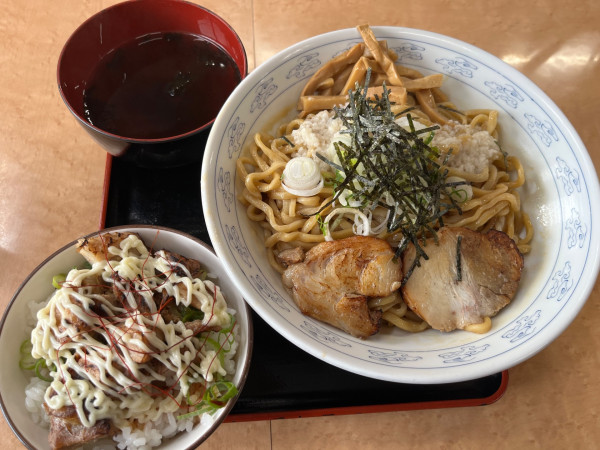 「煮干し油そばスープ付き（大盛）＋炙り豚飯」@中華そば 雲ノ糸 酒田店の写真