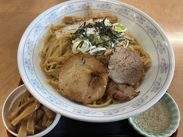 「煮干し油そば（大盛）＋背脂増し＋メンマ」@中華そば 雲ノ糸 酒田店の写真