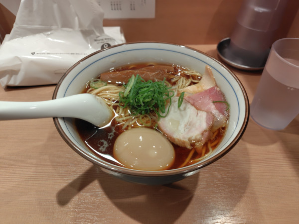 「味玉醤油らぁ麺¥1050」@らぁ麺 くろ渦の写真
