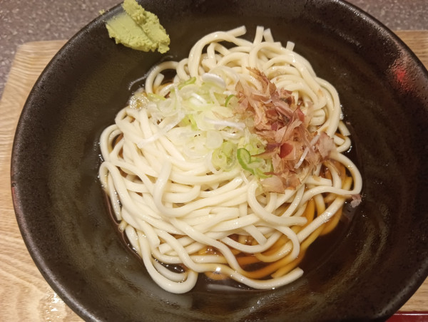 「冷やしかけうどん（¥440)」@文殊 大手町店の写真