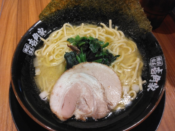 「家系ラーメン塩の並800円(11日650円)、ハイボール」@横浜家系ラーメン 壱角家 柏東口店の写真