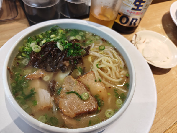 「ラーメン（Sサイズ）800円 瓶ビール650円」@ラーメン小金太の写真