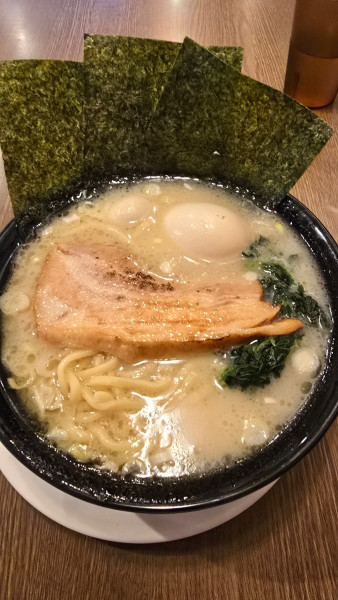 「豚骨塩らーめん　900円」@横濱家系ラーメン 暁家の写真