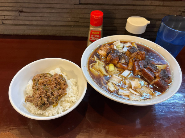 「チャーシュウメン(1350)大盛(200)生姜丼(200)」@手打ち 陰日向の写真