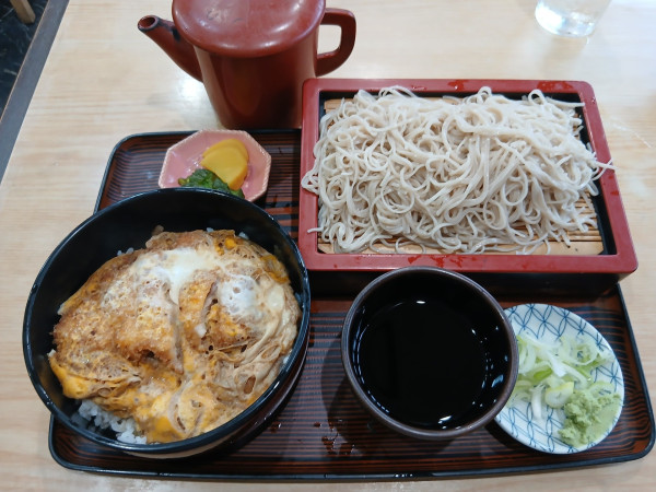 「ランチ：もり蕎麦とミニかつ丼セット 1030円」@きそば 寿々喜屋の写真