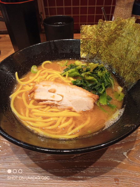 「ラーメン(固め濃いめ)」@横浜家系ラーメン 銀家 横浜西口パルナード店の写真