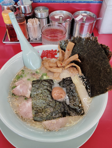 「朝ラーメン550円柔濃 メンマコロチャー海苔無料 半ライス」@山岡家 柏店の写真