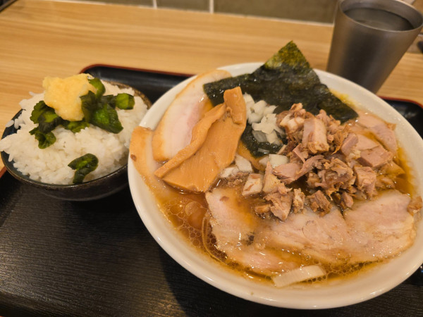 「朝ラーチャーシュー麺(並)・朝ラー麺大盛変更(ライス無料)」@つけ麺大輝の写真