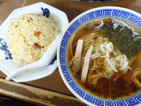 「チャーハン、半ラーメン」@代一元 山下店の写真