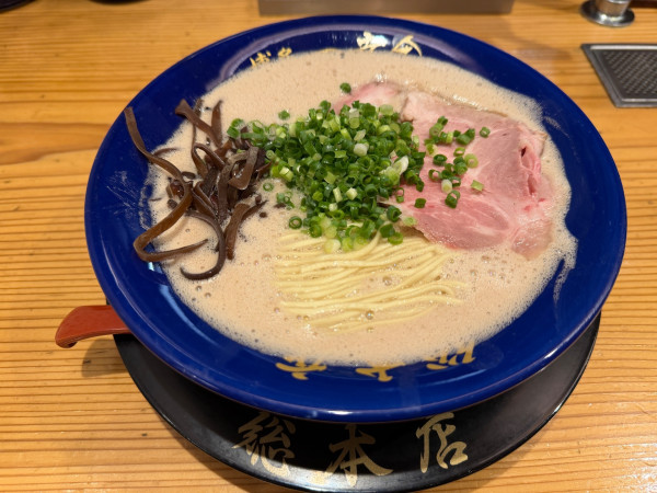 「泡系豚骨ラーメン950円」@博多一幸舎 総本店の写真