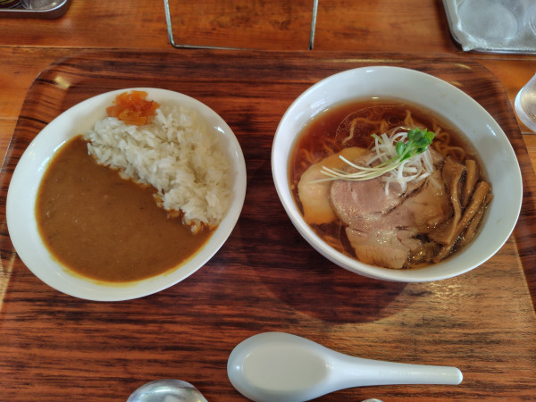 「しょうゆらーめんハーフサイズ450円、カレーセット350円」@玖の写真