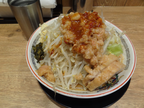 「味噌山1100円全部とアレ（高菜）」@ラーメン豚山 大宮店の写真