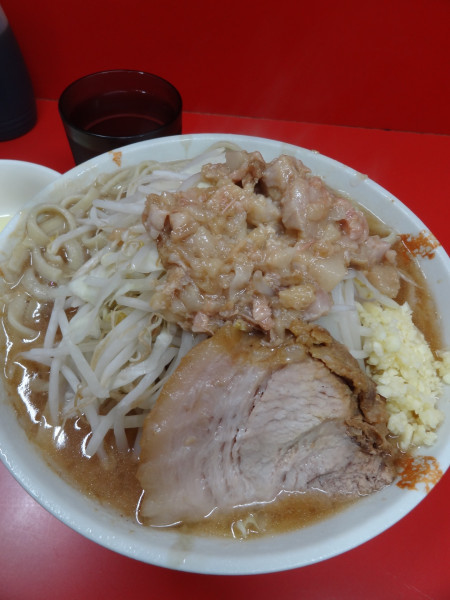 「小（豚1）850円YsNA 生卵100円」@ラーメン二郎 一橋学園店の写真