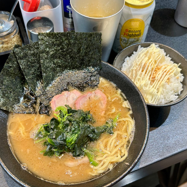 「ラーメン（やわらかめ・多め）＋ライス＋ハイボール」@家系ラーメン竜の写真