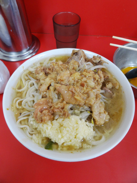 「少な目千円YsNA 生卵五十円」@ラーメン二郎 柏店の写真