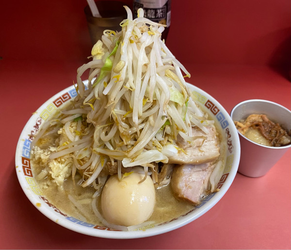 「大豚+味つけタマゴ+コーラのアブラ煮」@ラーメン二郎 ひばりヶ丘駅前店の写真