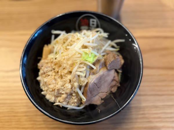 「ブラックジャック油そば＊オープン特価500円」@日本油党  新宿東南口支部の写真