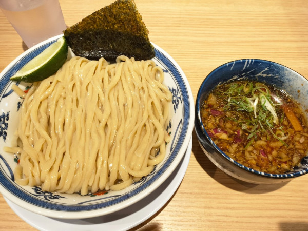 「鰹昆布水つけ麺醤油ライム付き」@中華そば 千乃鶏 志木店の写真
