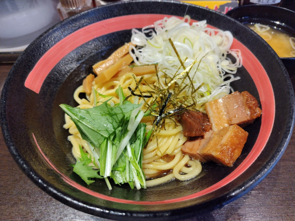 「油そば　並　※味噌汁付き」@油そば総本店 新宿東口アルタ裏店の写真