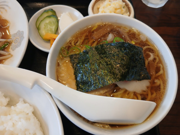 「半ラーメン＋生姜焼き定食 1100円」@再光軒 足立入谷店の写真