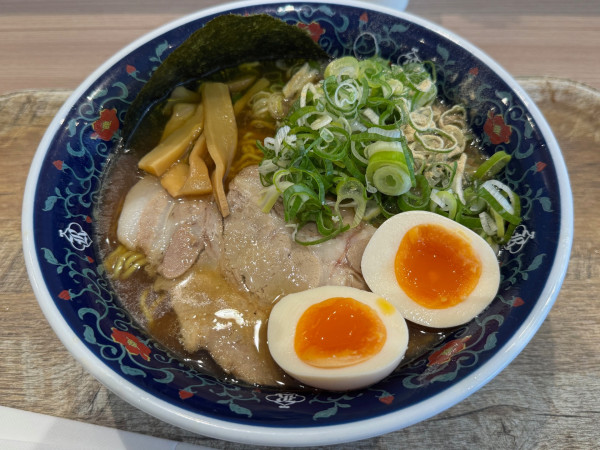 「煮干醤油ラーメン　大盛　煮玉子トッピング　ネギトッピング」@凌駕IDEA イオンモール松本店の写真