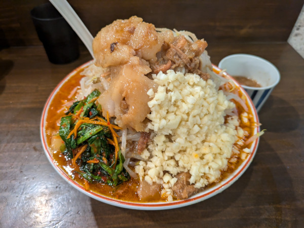 「辛ラーメン（豚抜き）＋ニラキムチ　1050円」@男気らーめんアカギ 新田木崎店の写真
