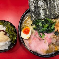特徴ラーメン大1300円+コマチャ50円+ごはん大150円