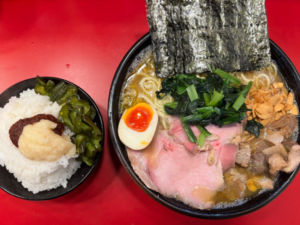 「特徴ラーメン大1300円+コマチャ50円+ごはん大150円」@らーめん 谷瀬家 新橋店の写真