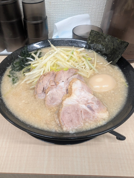 「ネギチャーシュー中盛り味玉」@ニューラーメンショップ 越谷の写真