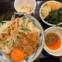 旨辛肉盛りニラ玉ぶっかけうどん890円−30円CP