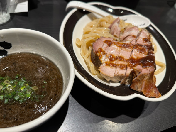 「黒厚切りローストポークつけ麺」@麺屋武蔵 武骨相傳の写真