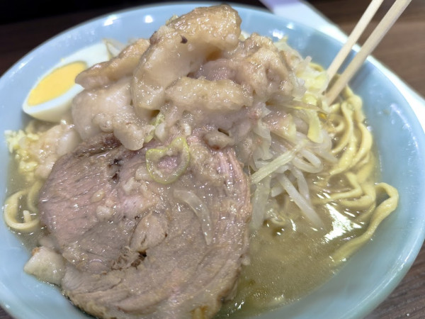 「ラーメン普通・帆立旨塩（麺硬め・ちょい脂・にんにく少）」@ラーメン富士丸  西早稲田店の写真