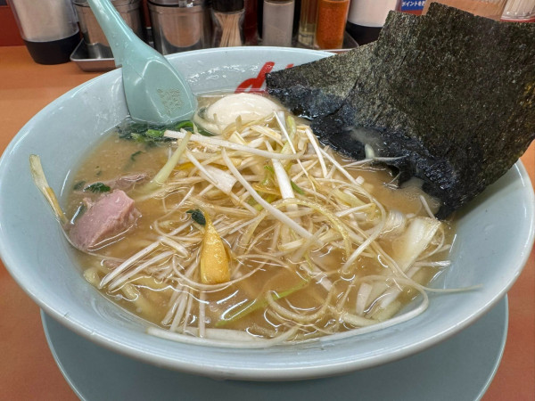 「醤油ネギラーメン＋味玉」@ラーメン山岡家 相模原店の写真