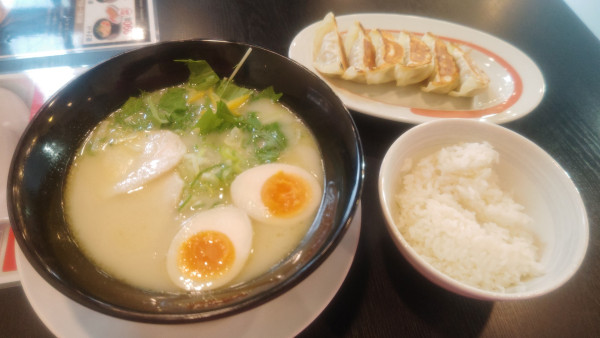 「白みそ豚骨ラーメン餃子セット１０９０円」@幸楽苑 飯能店の写真