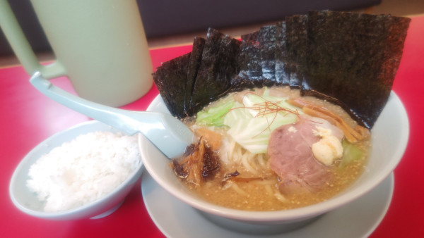「限定白みそとんこつラーメン１１００円トッピングノリ１０枚」@ラーメン山岡家 青梅店の写真