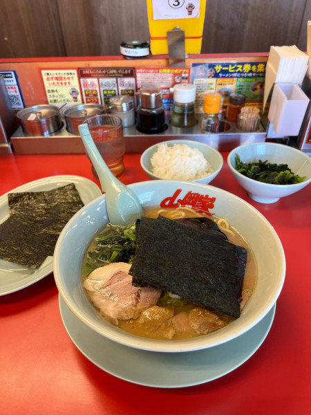 「醤油ラーメン　半ライス」@山岡家 越谷レイクタウン店の写真
