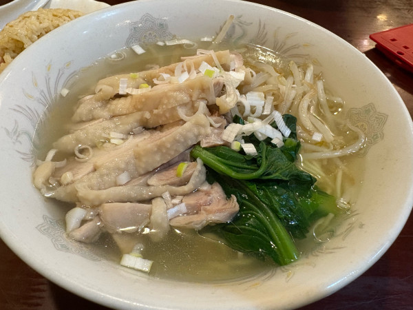 「鶏肉麺」@中華料理  芳香園 新横浜店の写真
