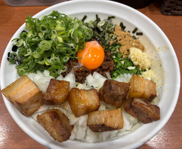 「九条ネギ増し台湾混ぜそば+玉葱+チャーシュー」@麺屋こころ 六角橋店の写真