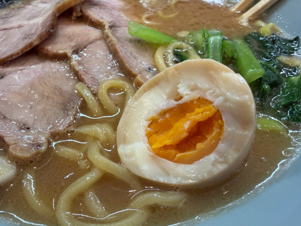 「チャーシューラーメン1100円 味玉120円」@横浜家系ラーメン 黄金家 鴨居店の写真