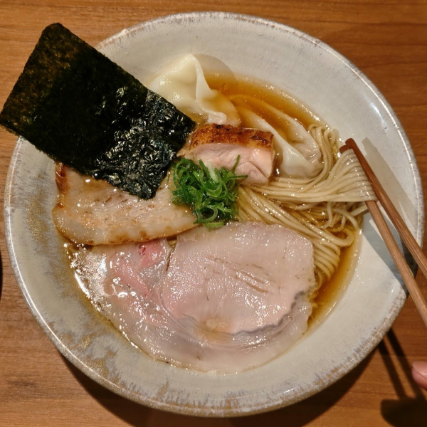 「特上醤油らぁめん（2200円）、炭火おにくごはん（500円）」@Japanese Ramen 五感の写真