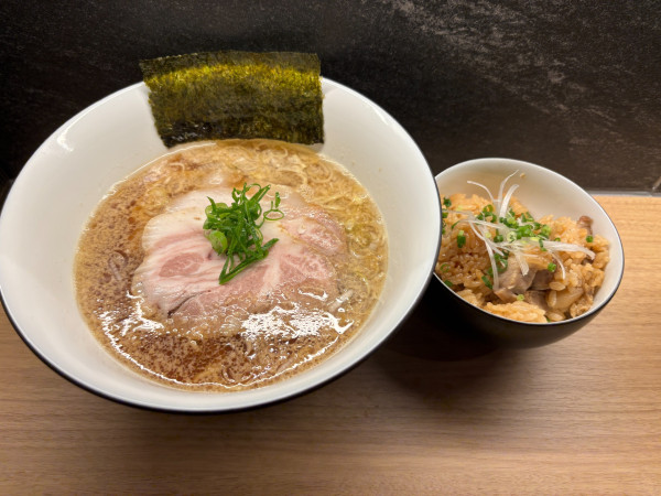「醤油ラーメン＋炊込みご飯」@ラーメン GINZA  TON BOXの写真