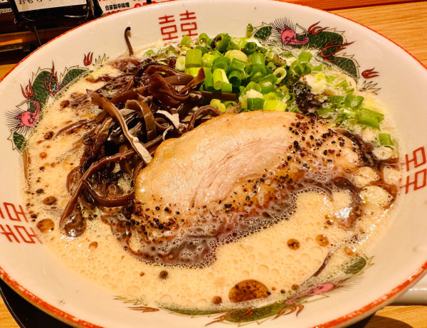 「黒だるまラーメン【880円】」@濃厚豚骨ラーメン だるま一家 府中分店の写真
